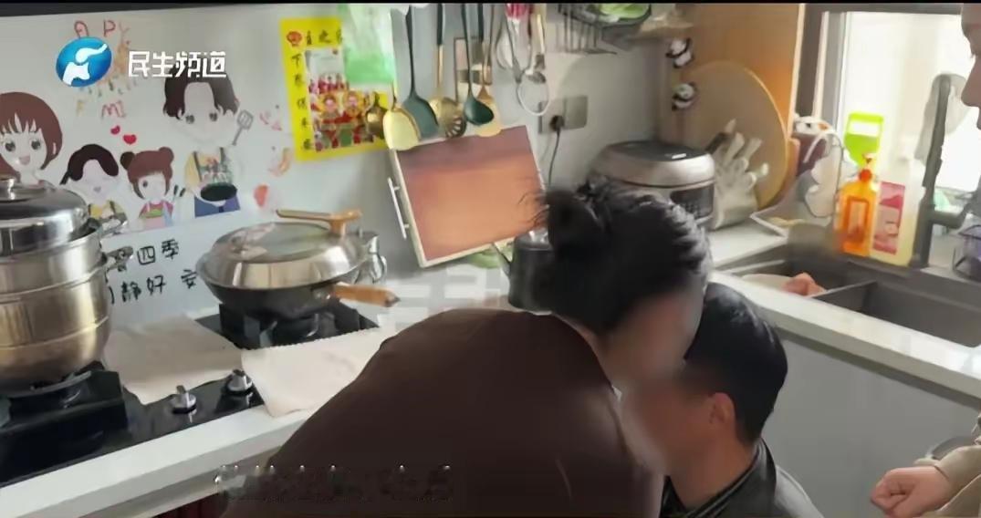 郑州维修工错吻白女士引发各方措词，可到底是故意为之还是不小心碰到，这个只有当事人