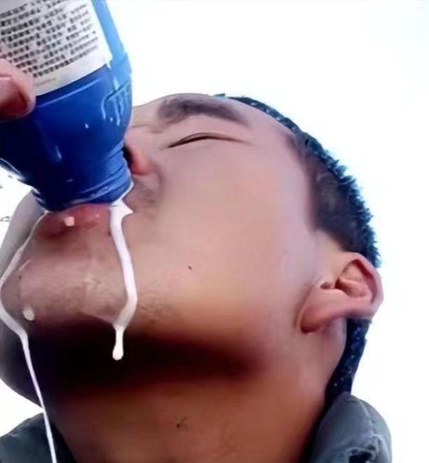 2020年，河南一男子与媳妇吵架，一气之下喝了农药，被医院宣告死亡，家里正要拉去