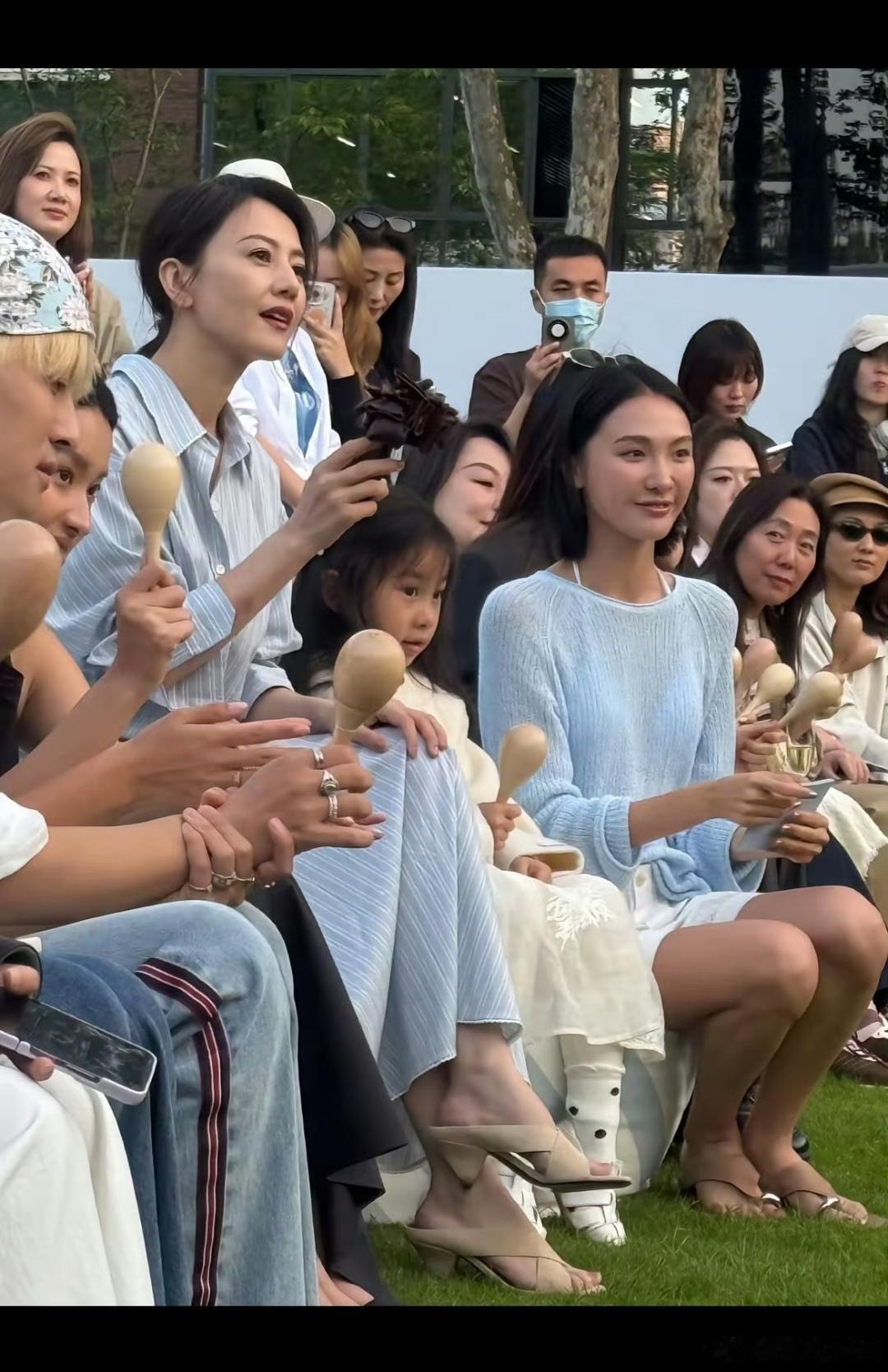 高圆圆女儿好漂亮呀，跟妈妈很像！