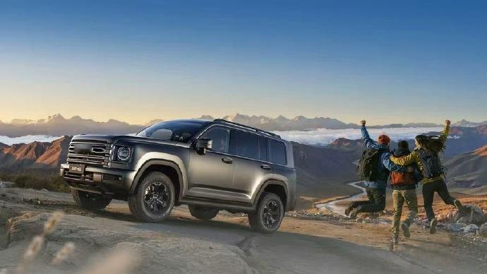 哈弗H9穿越版以23.29万元的限时价上市，精准定位长途越野。它最大的亮点是原厂