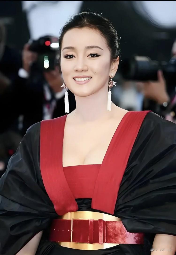 巩俐这个人真的经不起细看因为一细看，你就会发现——她这哪是逆袭，简