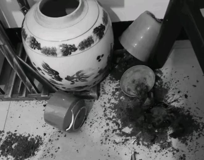 78岁老人出殡，侄子要3万才肯摔老盆，老人的大女儿没有惯着，一个举动让侄子傻眼了