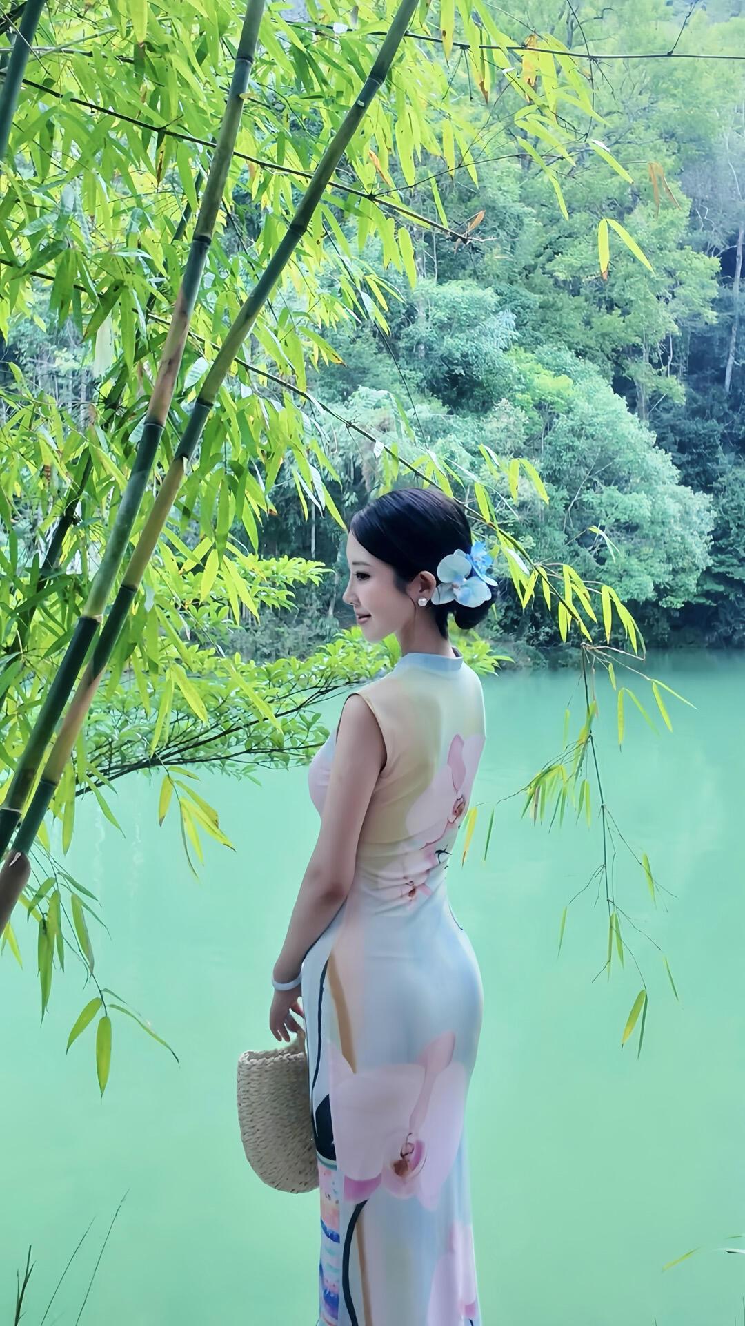 是心中所痴，还是意中所念？是荔波的水似玉髓流淌，在竹林间晕染出一汪澄澈；