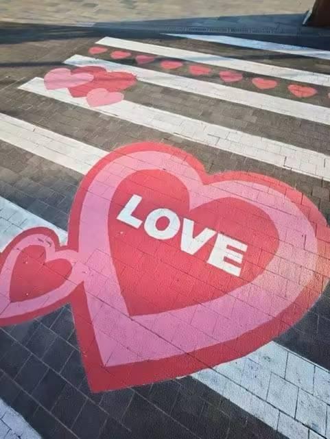 人行道上画了个大大的爱心，写着“LOVE”。