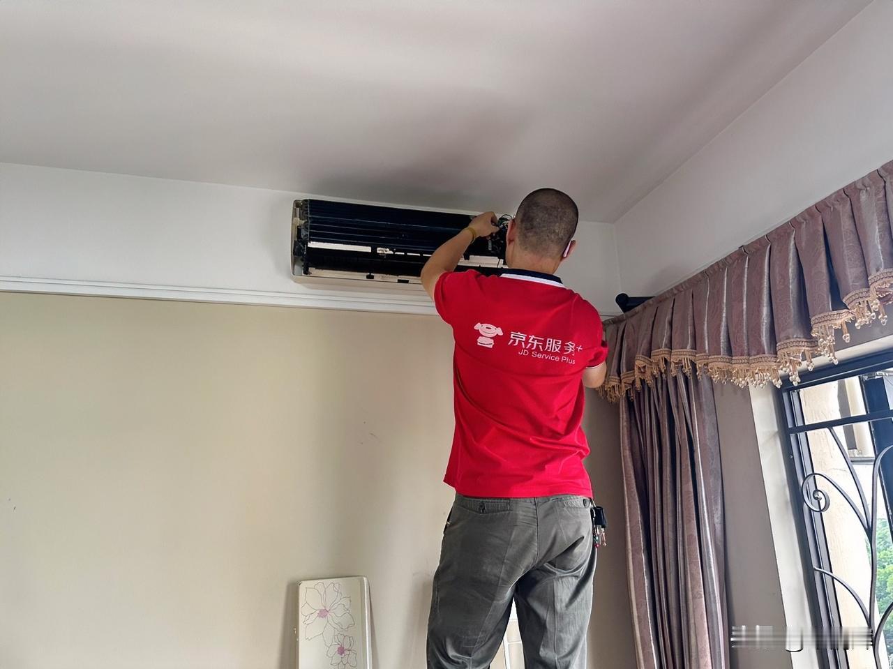 （1330）：孩子，早上好。昨天，服役十年左右的海尔空调压缩机报废了，启动噪音跟