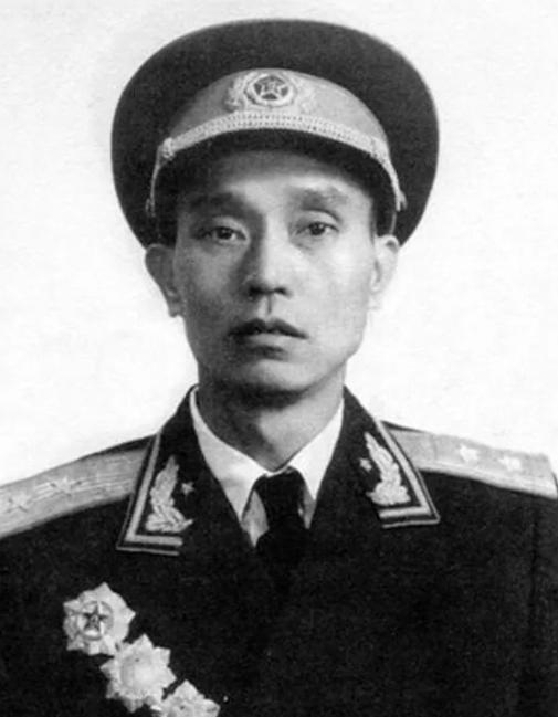 1947年，一名解放军师长，大腿根部受伤住院，这时，一19岁女护士来到他的病房，