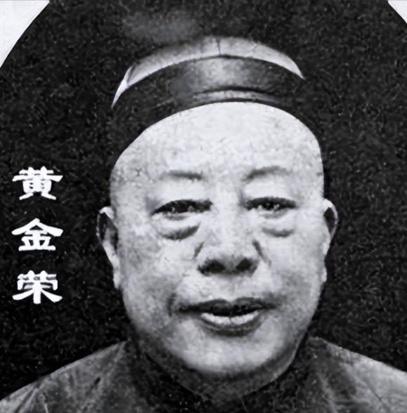 一天深夜，黄金荣的儿媳妇李志清偷偷跑进公公房间，李志清脱掉身上的衣服，小心翼翼的