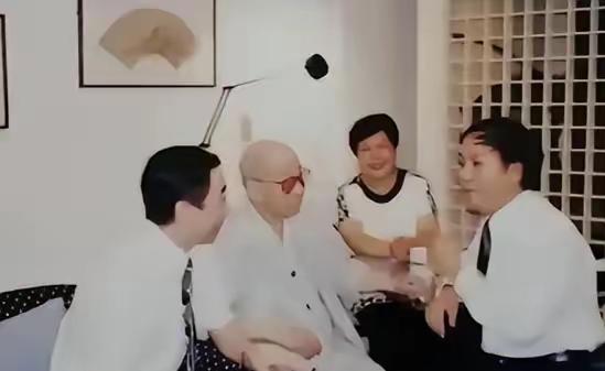 1993年冯巩拜访张学良，老人盯着他的面孔出了好一会神，颤声问道：“孩子，冯国璋