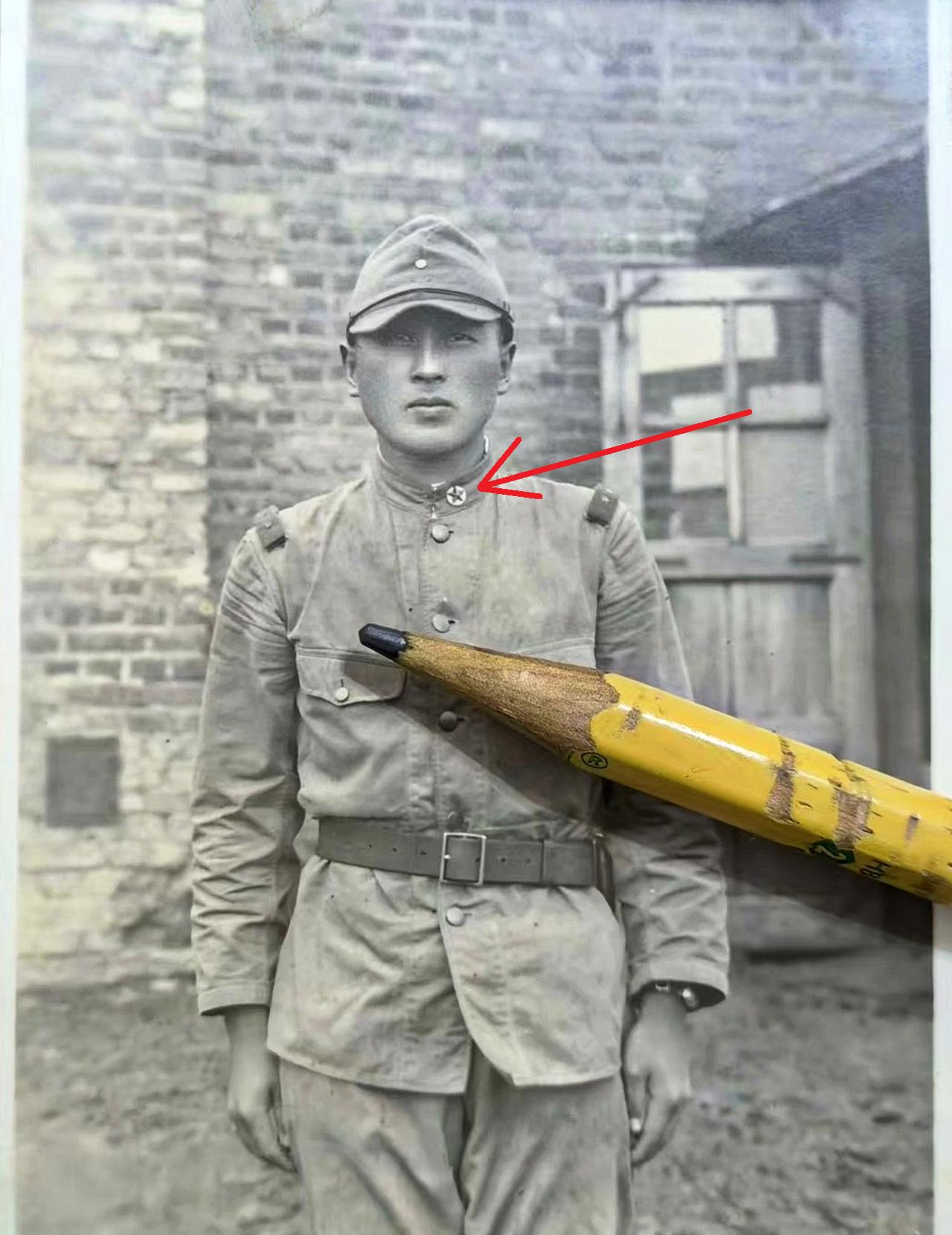 1937年，战地摄影师拍到的一个奇怪的日军士兵。从佩戴的军衔上，应该是一个上等兵