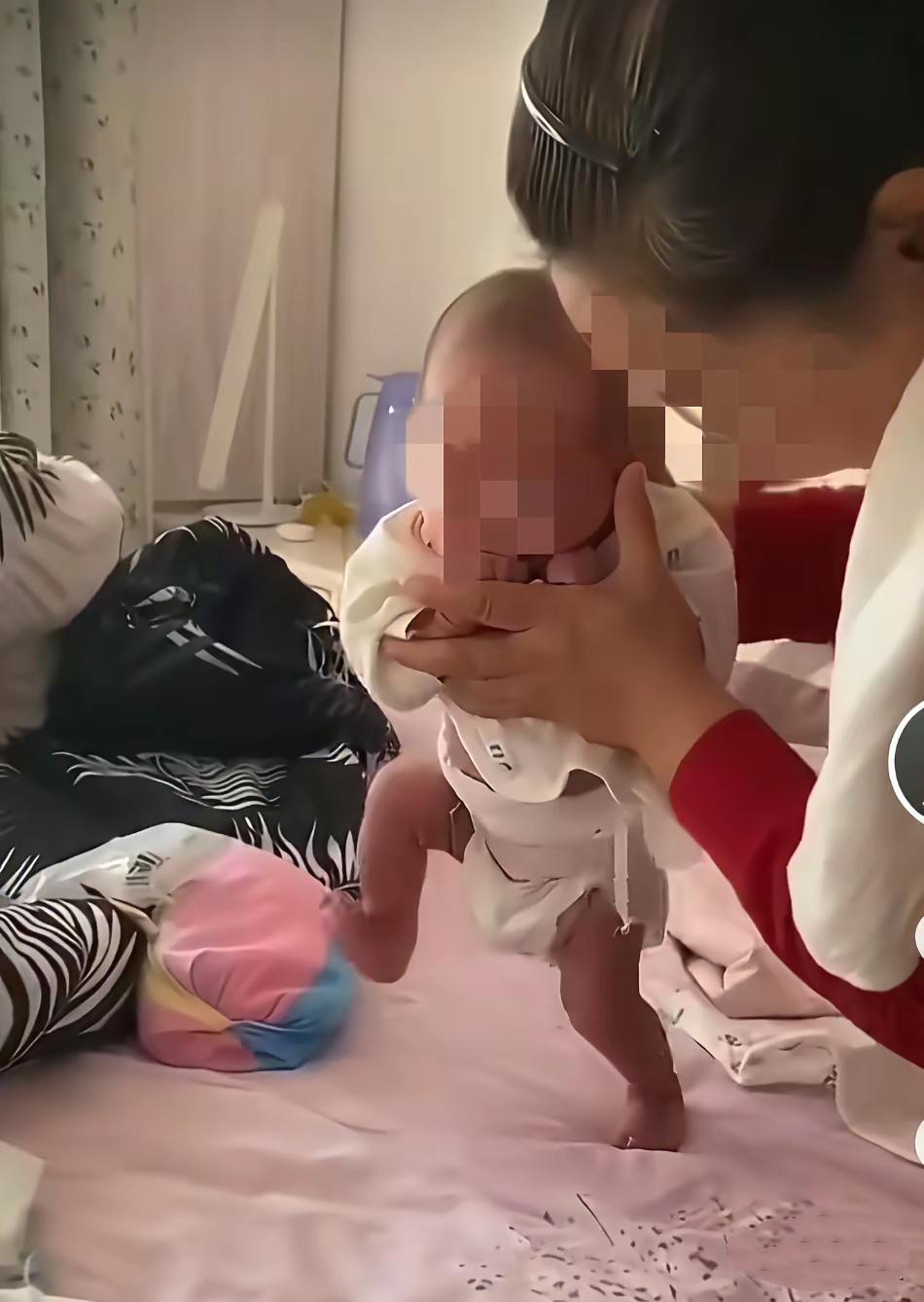 如此带娃太可怕了!婆婆给媳妇做月子,把还未满月的宝宝抱起来学跨步,学走路,