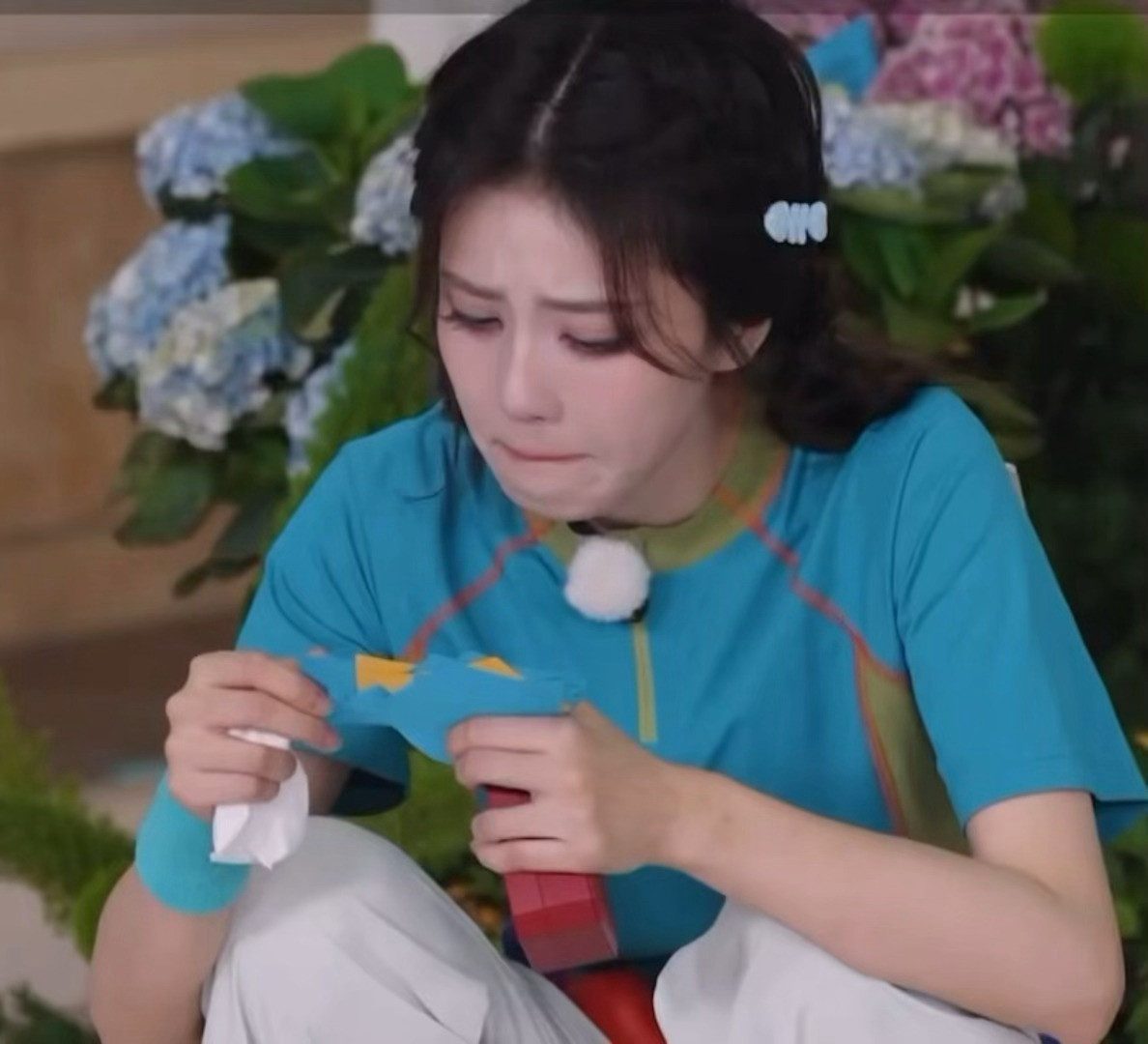 永远真诚的小女孩每次都背过去掉眼泪💧白鹿渐变蓝眼线/白鹿每次憋哭就这样