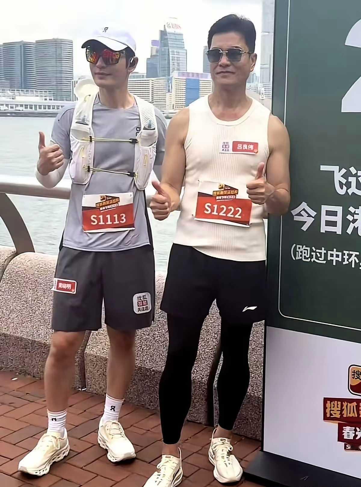 两位男神同框：吕良伟发量惊人，硬朗挺拔，沉雄结实；黄晓明皮肤白皙，阳光俊朗，神采