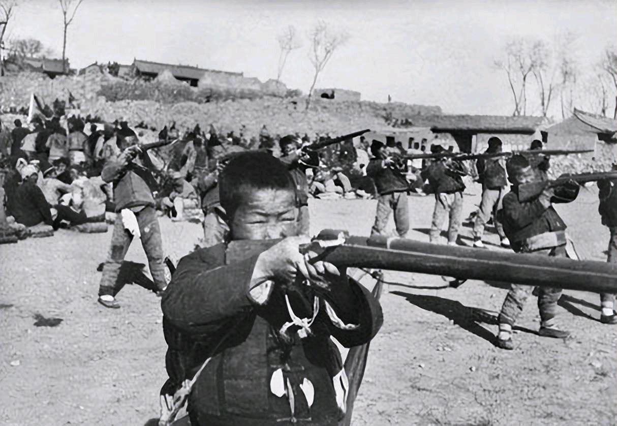 1939年，一名中国“小学生”在街上碰到日军军官川岛谷川，马上礼貌地向他鞠了个躬