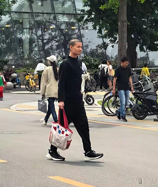 北大韦神变了，塑料袋变成了时尚拎包，身材明显干练挺拨，提手塑料袋韦神灵气