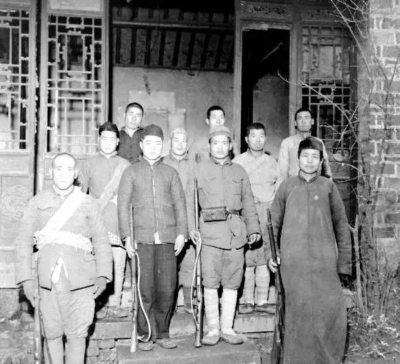 1947年，一个地主偷偷放走了地下党员，但被敌人发现了，敌人准备找他算账，地主却