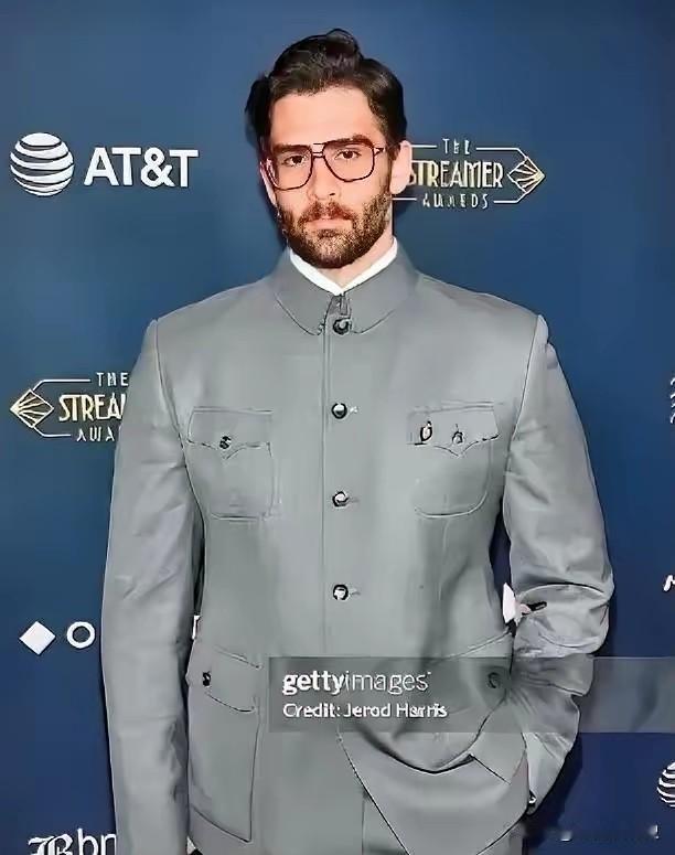 这一巴掌，扇得太响，太透彻！美国顶流网红Hasan穿着中山装出席盛典，多提气