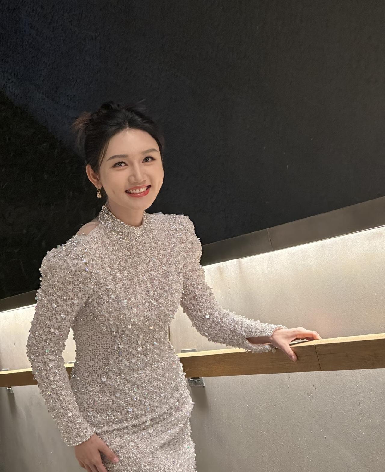 龙洋现在估计心里有些复杂。她怎么也不会想到，这是她第五次登上春晚。结束后