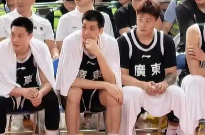 北京时间11月4日，全运会男篮小组赛开打：13：30：中国澳门PK天津