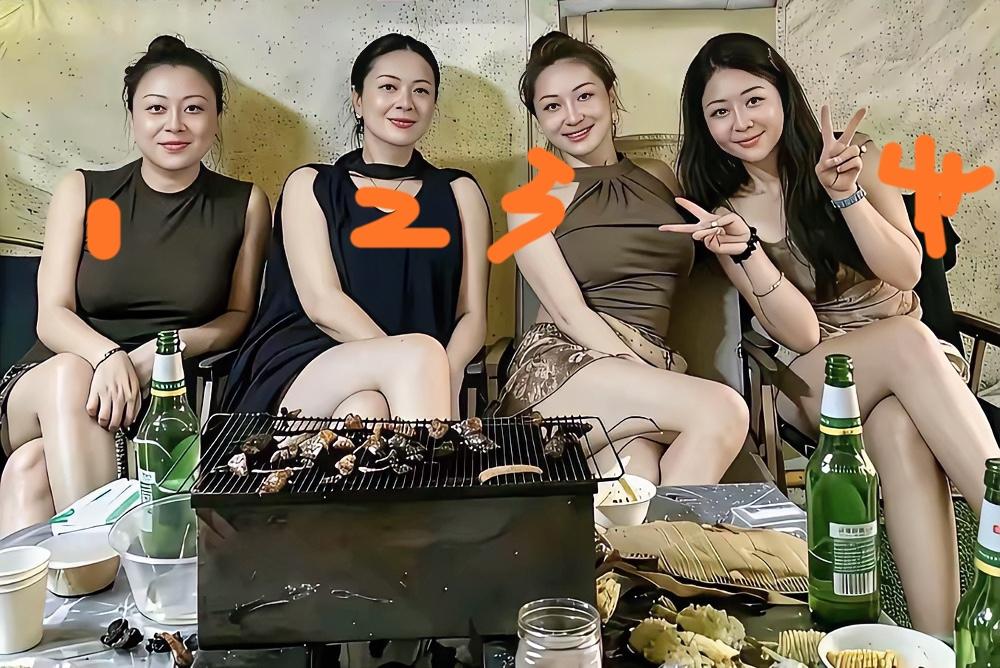 我让我妈妈看看我同学哪个好看，哪个适合给我哥做女朋友，我妈和我姐都选1号，我觉的