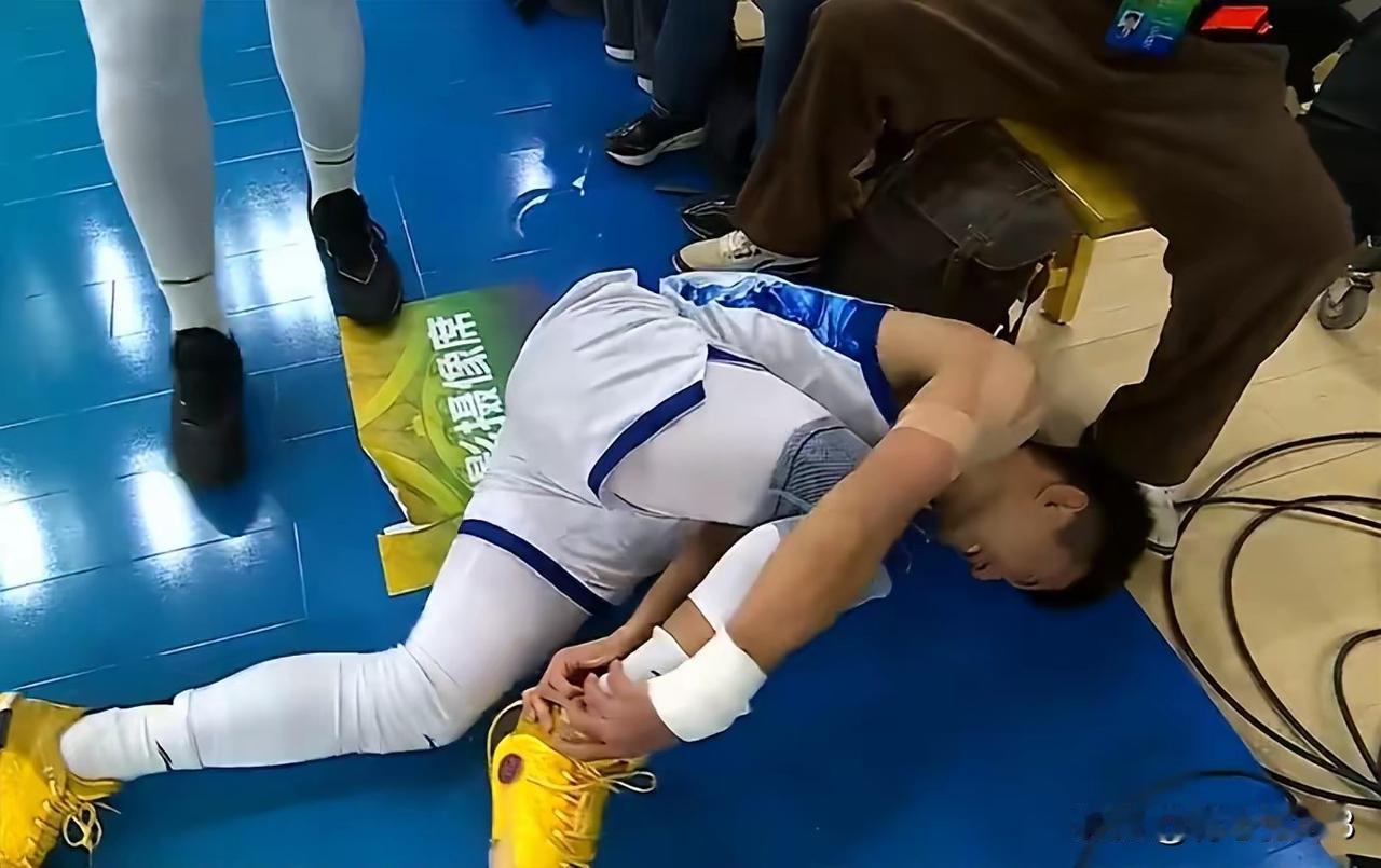 浙江广厦是赔了夫人又折兵，半决赛没赢孙铭徽又崴脚受伤了。看浙江广厦和吉林队比赛浙