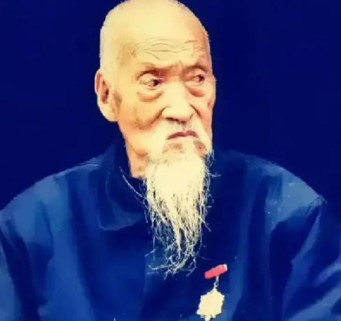 太行山绝壁上，一个人，被14个日军围死。枪口对准后脑勺的那一刻，司凤梧没有跪下，