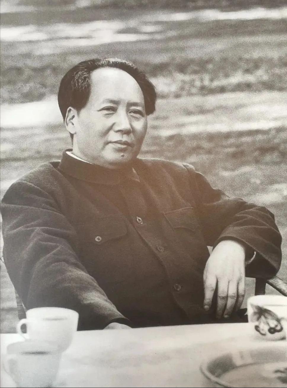 1950年，西方记者刁难地发问道：“你们废除旧条约算不算不讲信用呢？”就在全场安