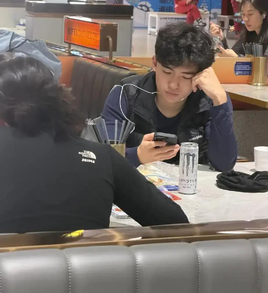 “深圳雪场惊现星二代！”网友刚滑完雪，一抬头：这不是Lucas？谢霆锋和张