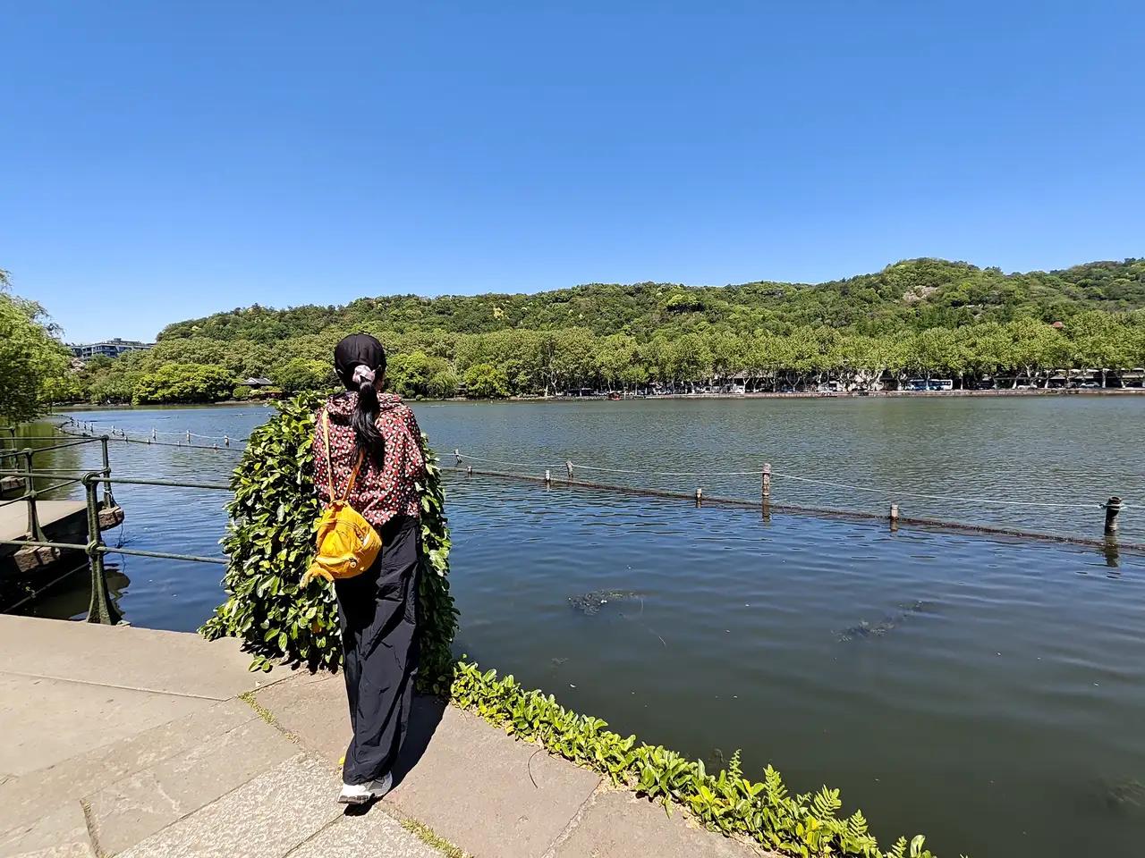 秋天是一个五彩缤纷的季节，枫叶红得像燃烧的火焰，银杏叶黄得如金色的蝴蝶，在风中翩