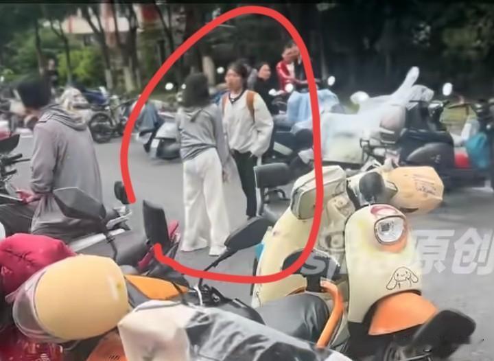 这女孩也太粗心了高考忘记带准考证，妈妈给她送过来，却在约定的地点没找到她。最后