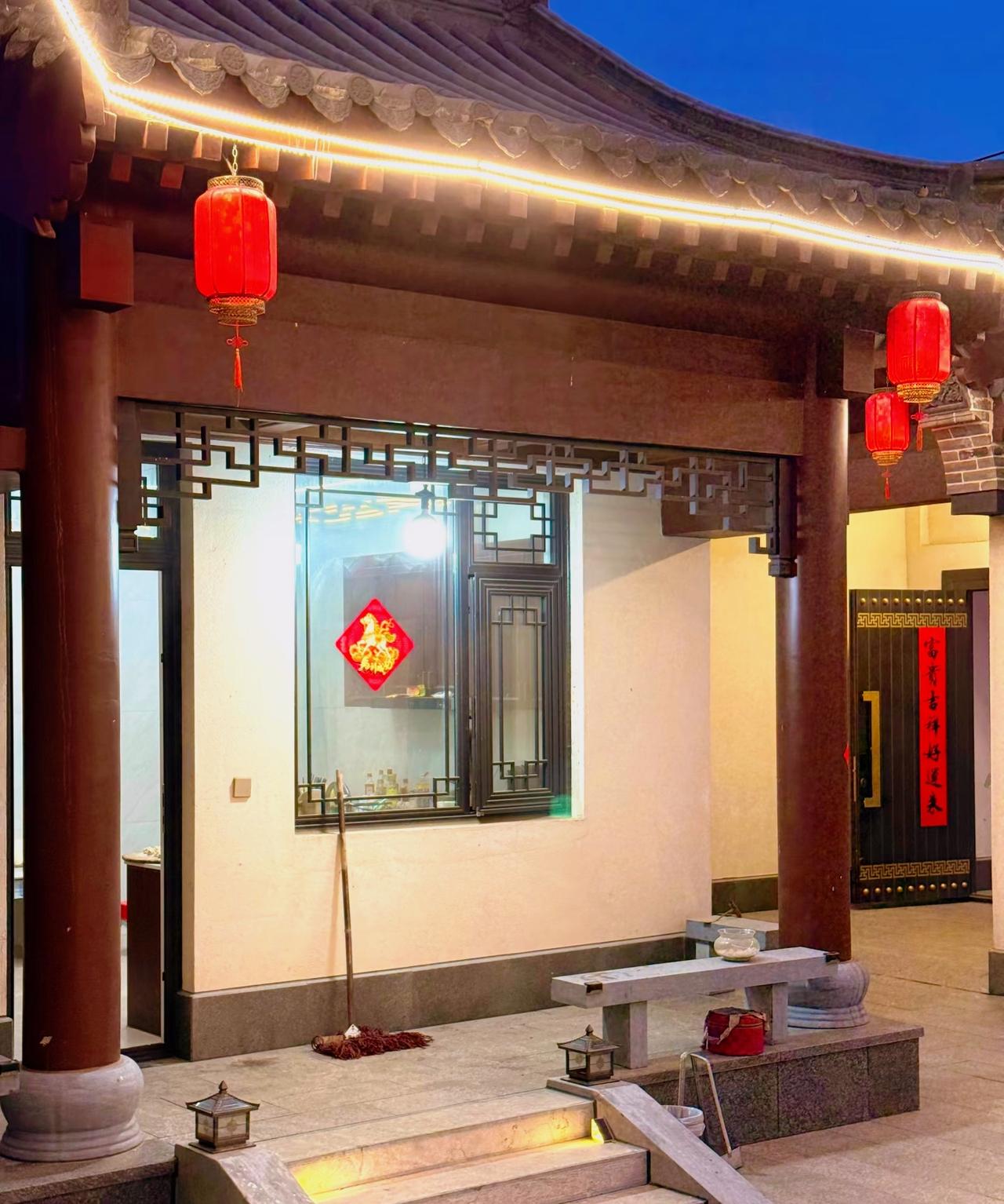 ：）不要轻易相信女人尤其是漂亮的女人。喝趴女人是可以的，但是同情女人是不可以