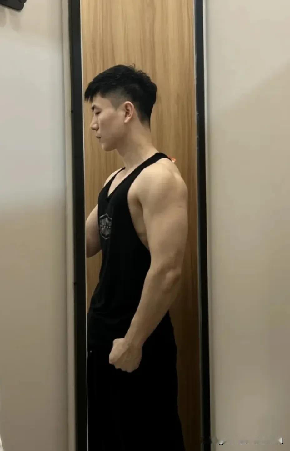 北方的男人，是行走的荷尔蒙，魅力四射，男人味十足哦。小哥哥，每天坚持锻炼，是一
