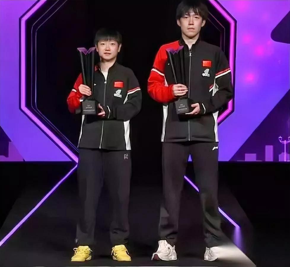 陪我爸看莎头颁奖，他突然戳我胳膊：“你瞅他俩，咋连个‘谢’都不说？”我当