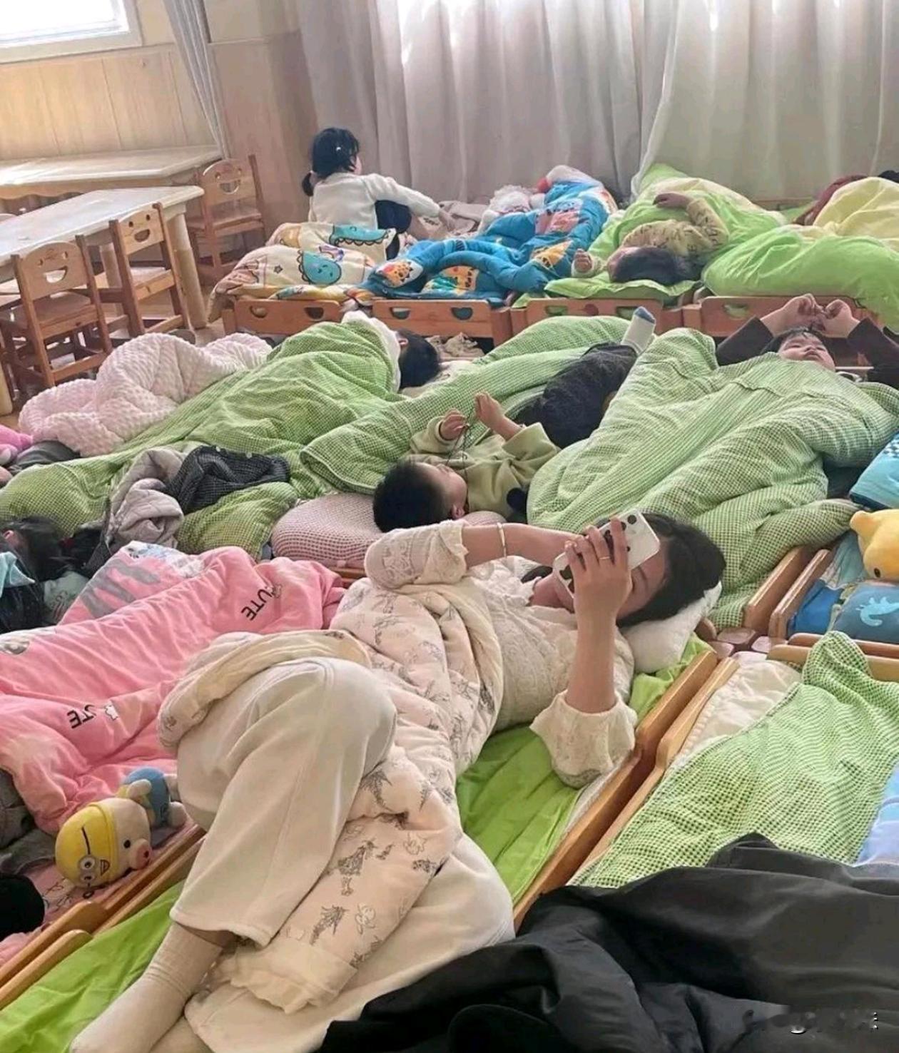 爱睡的老师正在陪一群不睡的娃，感觉有点羡慕