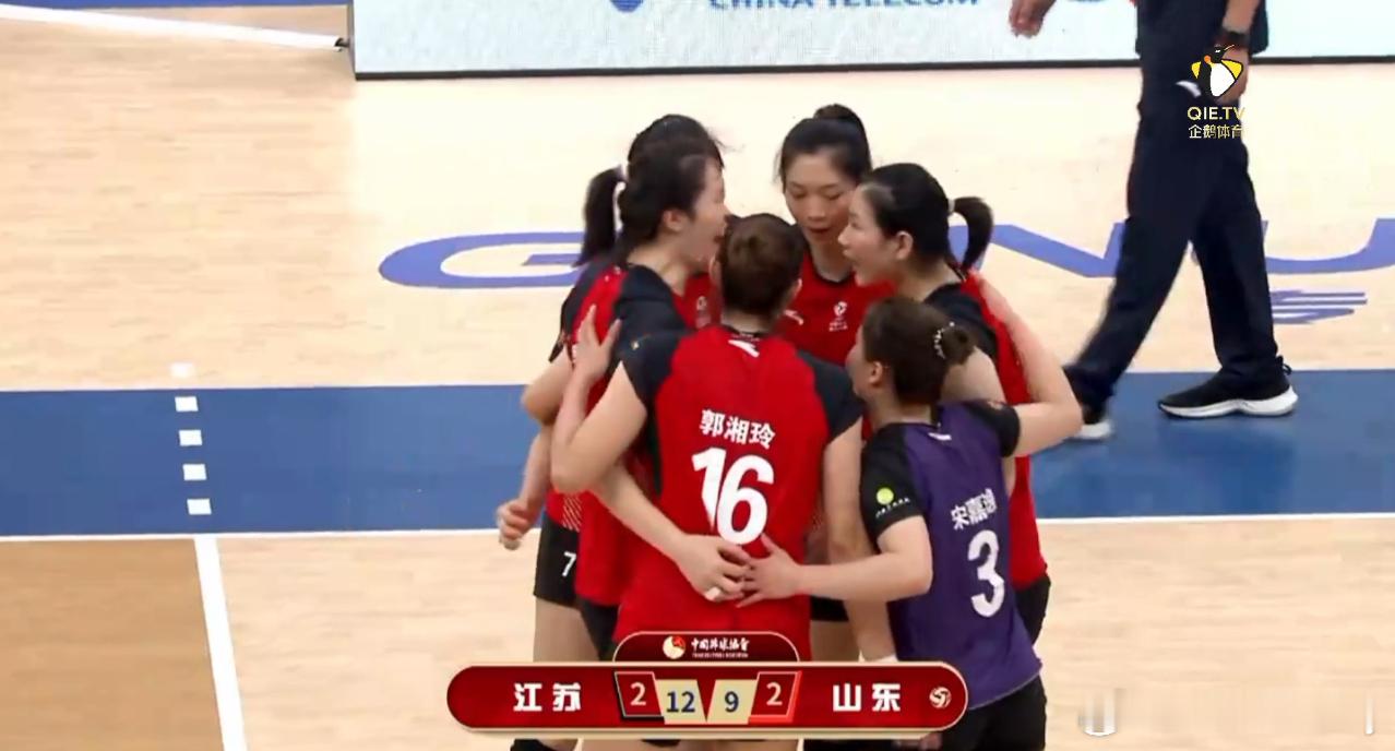 【女排全锦赛】半决赛，江苏女排3-2力克山东女排淘汰对手晋级决赛，将和上海女排争