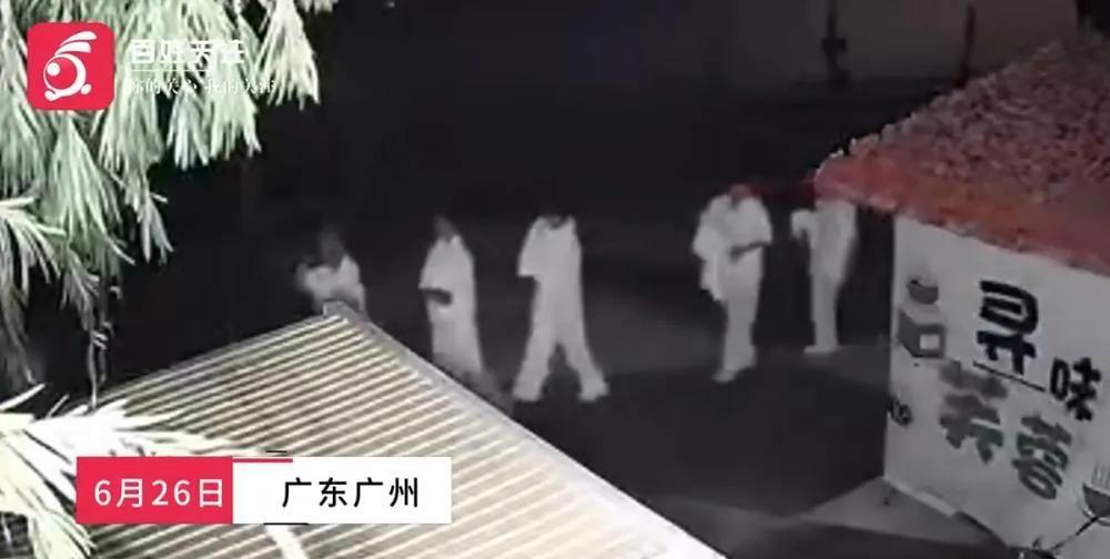 6月24日凌晨4点，广州花都发生恐怖一幕，50几个年龄约60岁的白衣人排着队在马