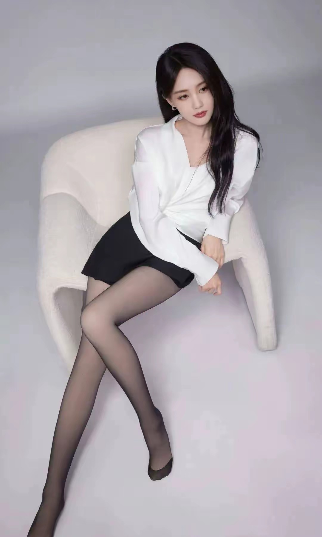 李一桐这颜值和身材确实让人眼前一亮，自然清新的气质在娱乐圈独树一帜。最近她在新剧