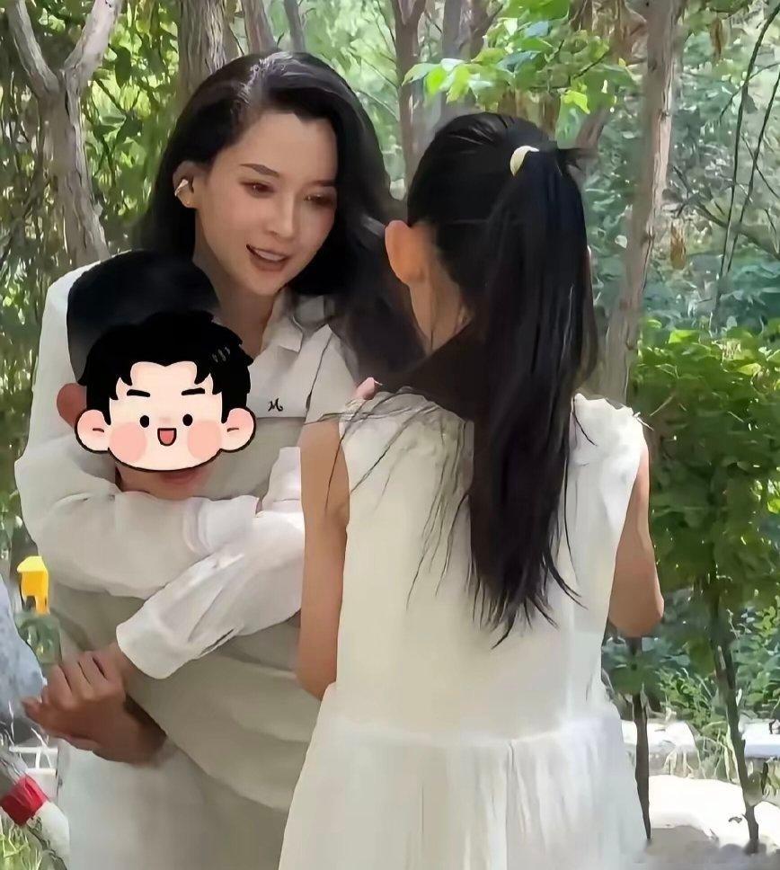 森林北不领证不带汪峰，一个人开着三十万的SUV，拉着前夫的孩子踩着油门翻雪山过草