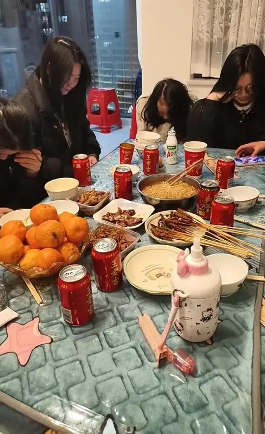 存钱不如存人？我靠！啥时代了？看到那个为了生儿子连生10胎，12个人吃烧烤只