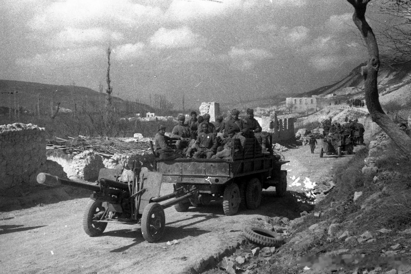1944年4月一支苏联炮兵部队纵队在前往塞瓦斯托波尔的途中，靠近Дуванкой