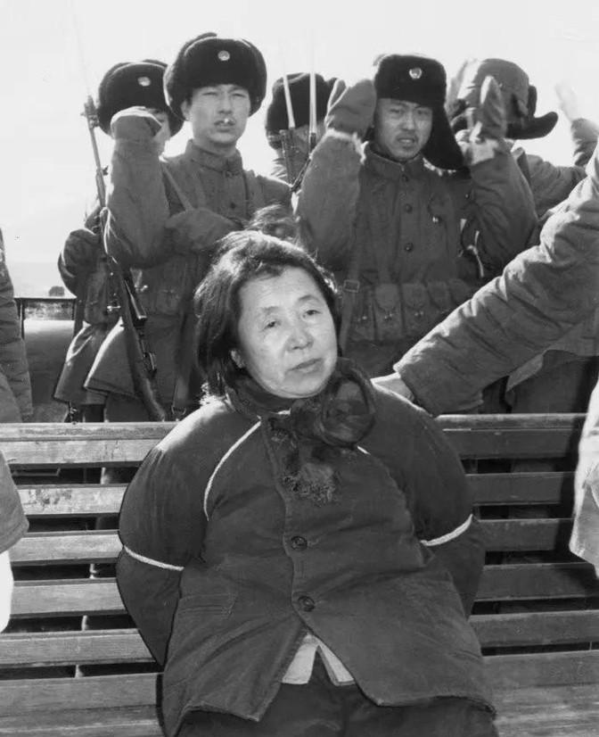 1980年，哈尔滨郊外刑场，死刑犯王守信被枪毙后，留下的一张老照片，此时的她已经