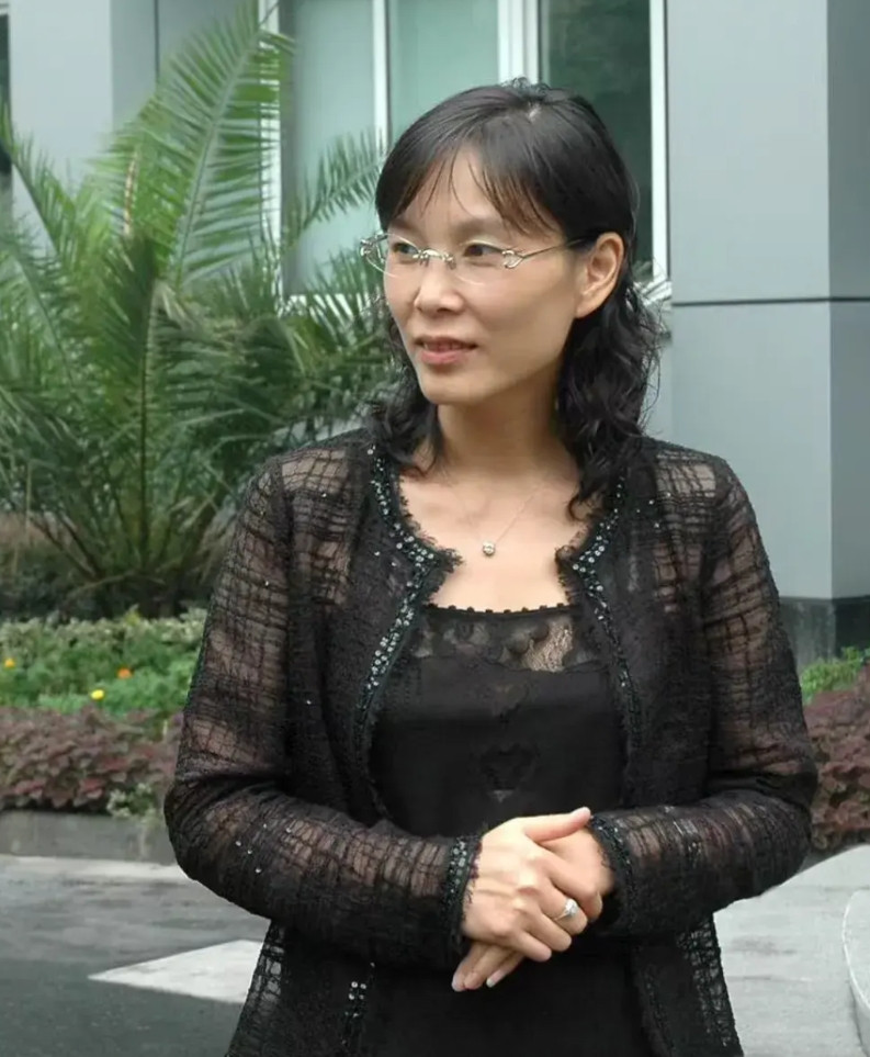 杜建英失算了，孩子都不是中国法律证实的亲子女。说到底还是泥腿子出身的第一代富豪家