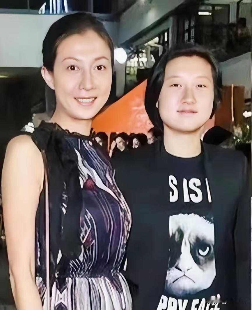 成龙这些年真是操心不少。儿子房祖名，2014年因容留他人吸毒被判刑6个月，