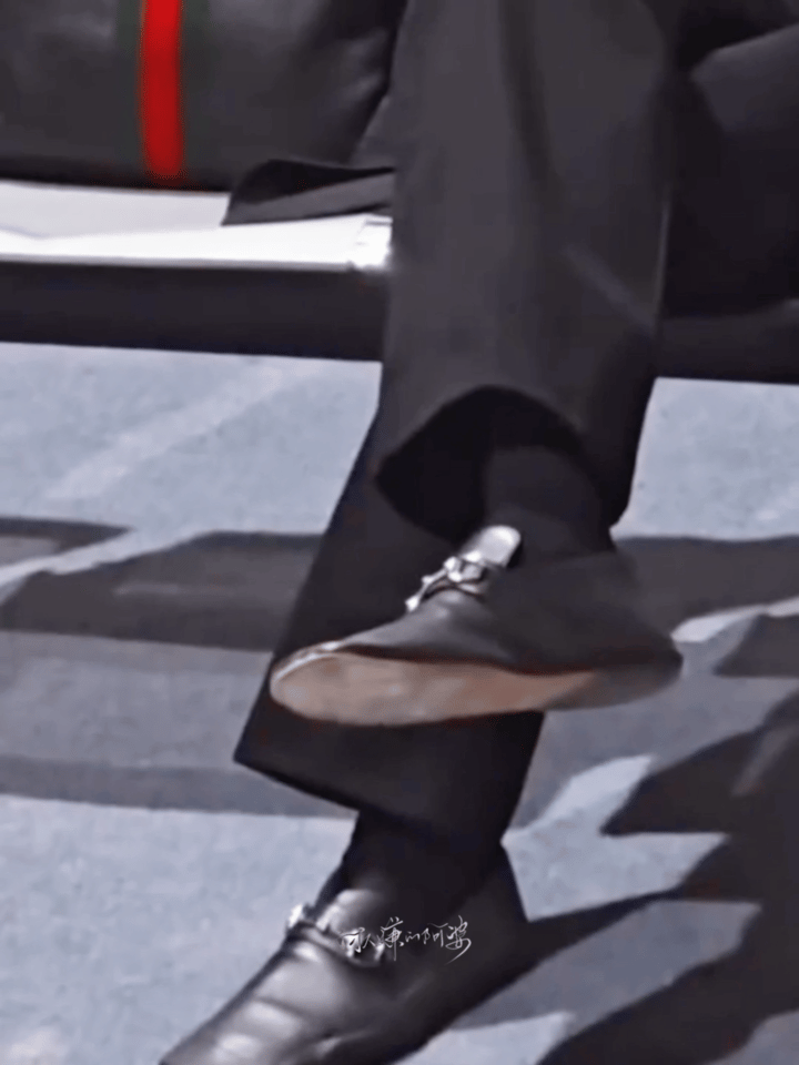 肖战平底鞋裤长一米二就会被很多男艺人永拒了，又是平底鞋。。。也只有肖战他183.