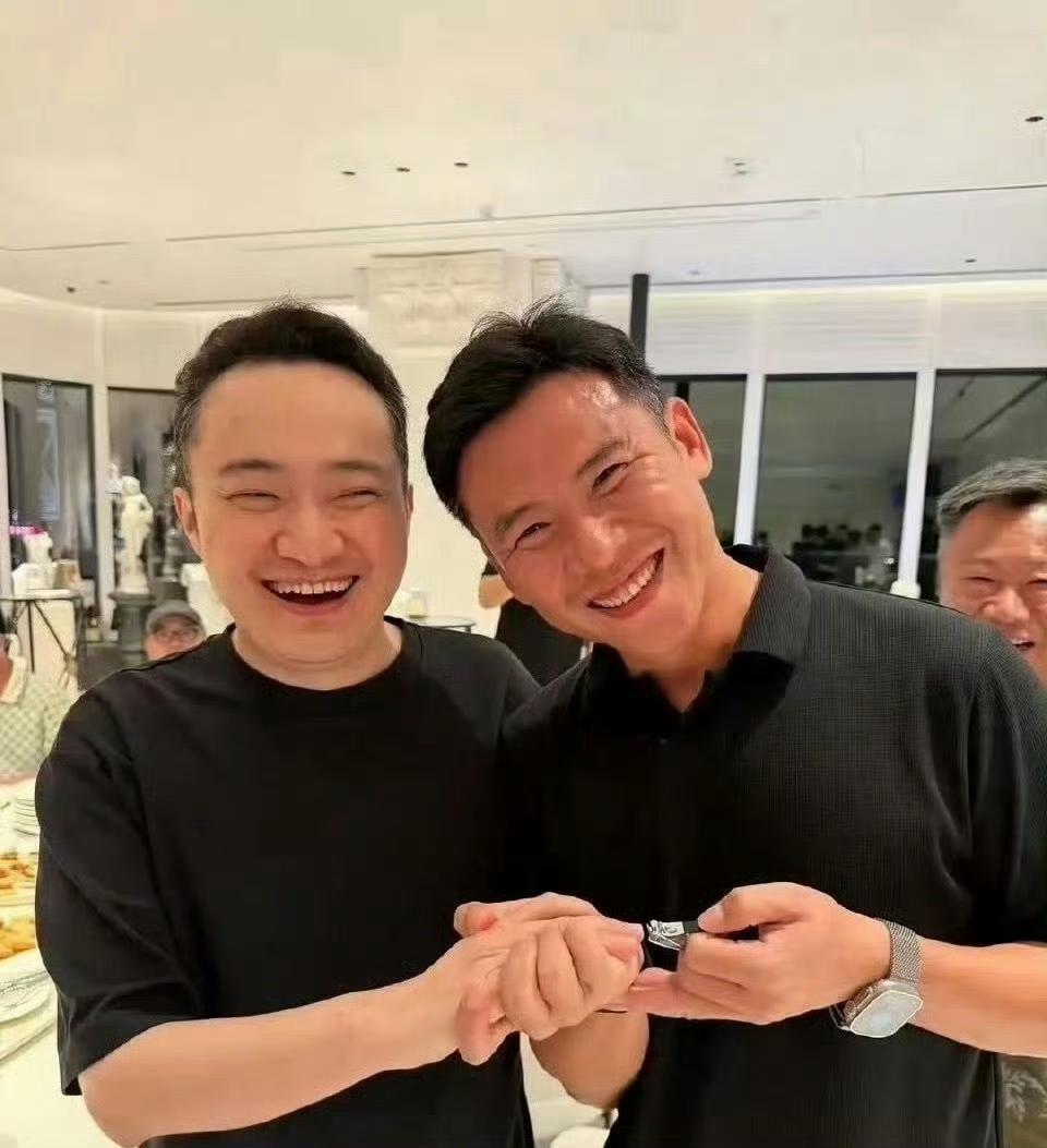 孙宇晨悔不当初是必然的。他把和景甜的那点私事，一五一十的搬到公众面前，不管是有