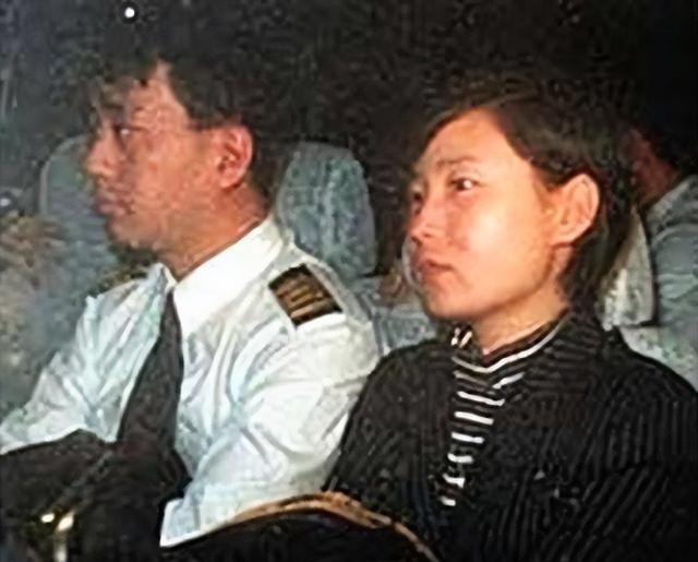 1998年，国航机长袁斌因为不满没有分到房子，竟带着妻子，驾驶载有95名乘客的飞