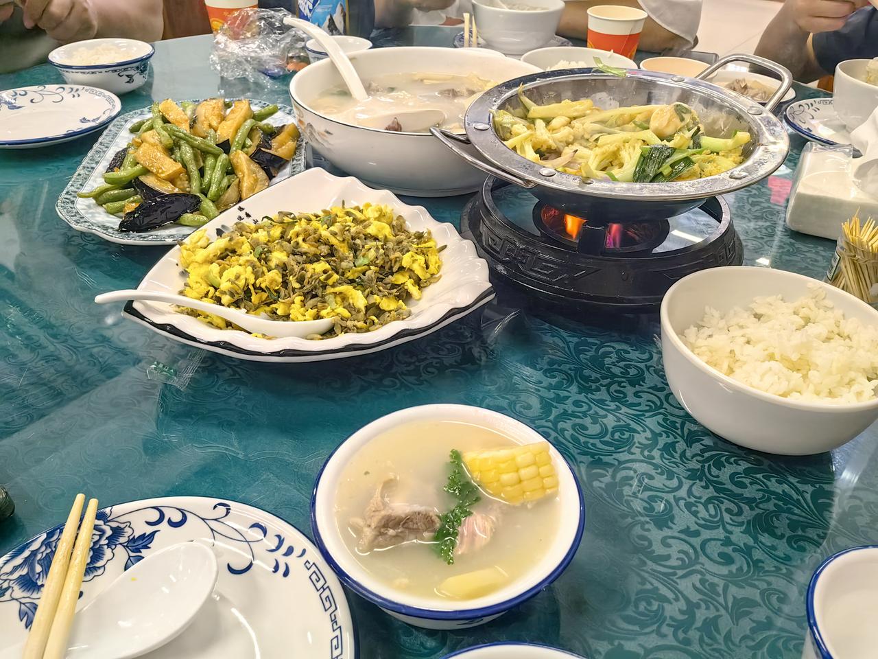 一家人围坐吃晚餐，是一天中最温馨的时刻。昨天晚餐有槐花炒土鸡蛋、干锅菜花、豆角炒