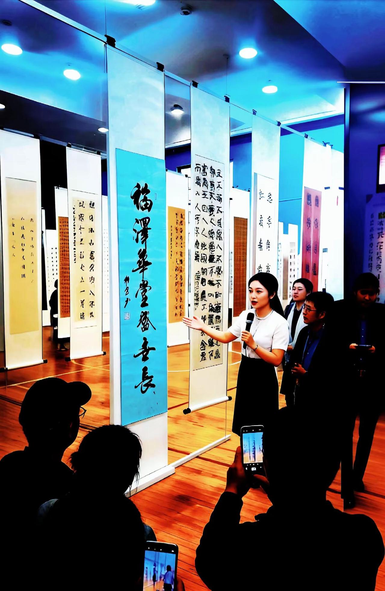 书法是文化自信重要来源书法展现场书法艺术交流