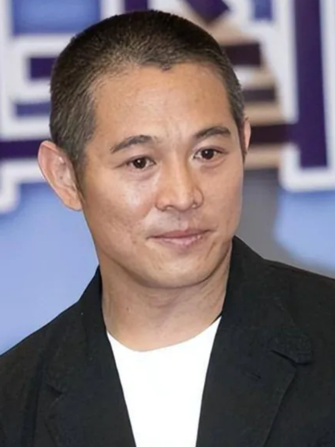 李连杰为什么不敢上香港，就因为当年在香港得罪了嘉禾电影公司，还抢了赌王何鸿燊的女