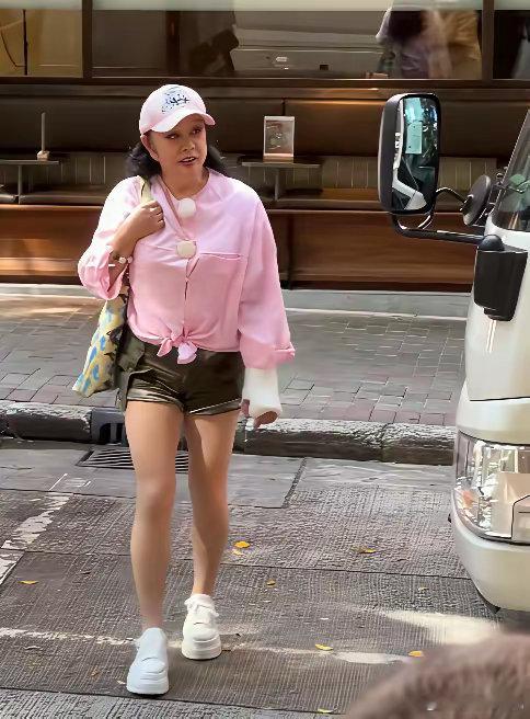 香港街头偶遇刘晓庆，头发可以是假的，脸可以是整的，但是她的那个腿怎么回事？这是逆