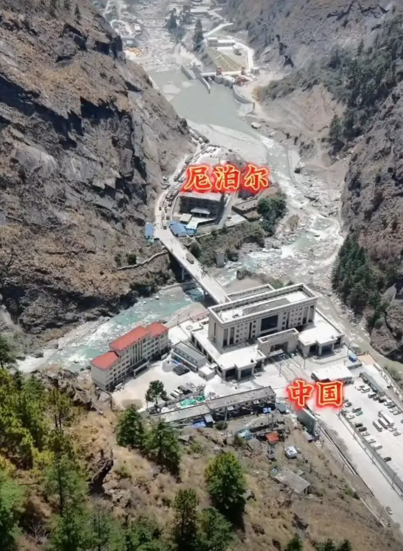 尼泊尔也是一个紧邻中国西藏的国家，尼泊尔与中国往来的口岸就建在大山之中，如果从空